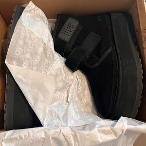Brand new in box, black platform uggs size 10 in womens.

I paid $160 plus tax.
